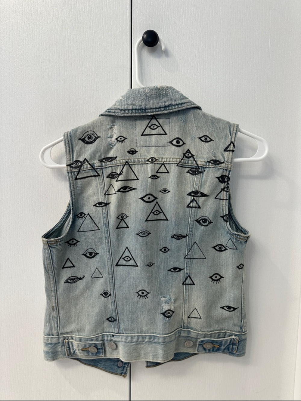 Vintage Levi’s denim vest with eye print on back sz xs